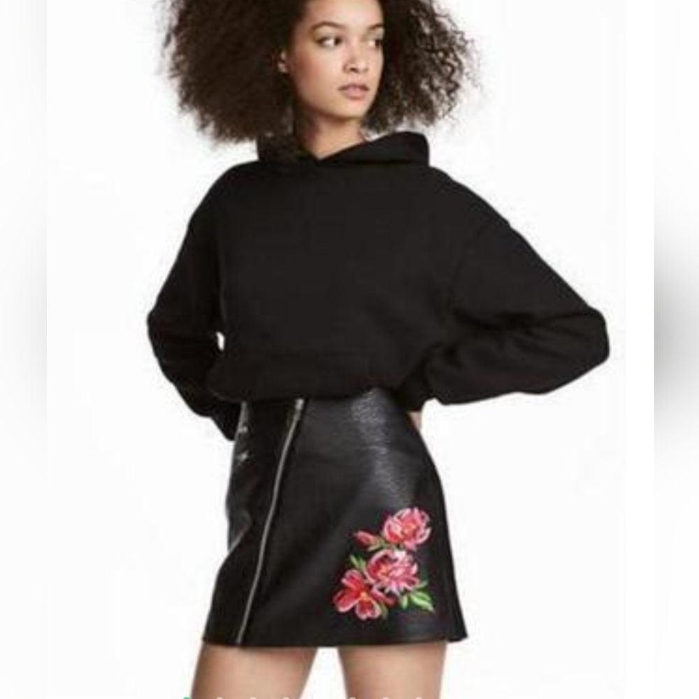 Dividend by H&M Floral Embroidery Black Faux Leather Mini Skirt Women’s Size 12.